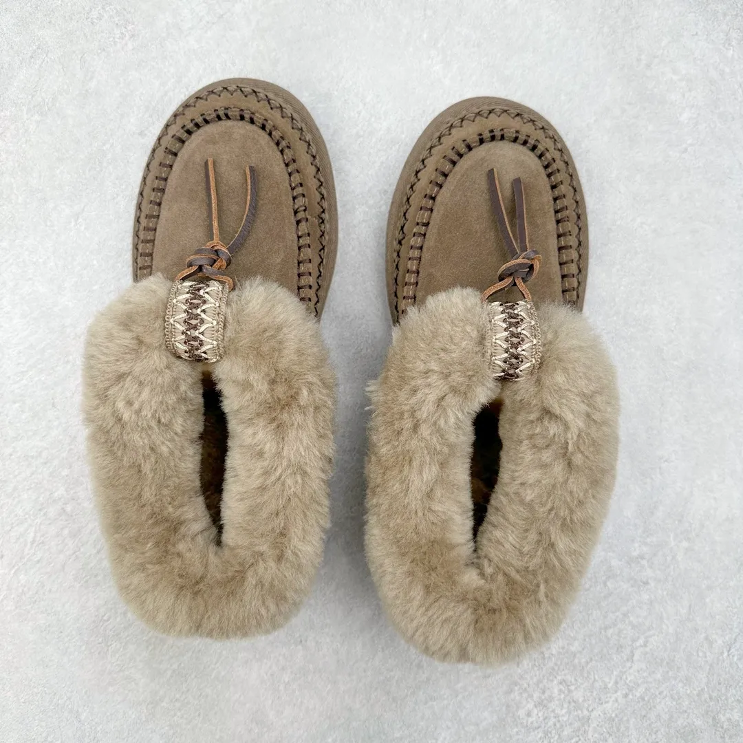Pick up locally💰560 UGG 8258 Alpine shallow mouth autumn and winter sheep fur integrated snow boots. All shoes are made of ZP same factory. Longfeng A-grade Australian imported sheep fur integrated brand OEM production line. Fully follow the ZP process. Original pattern maker of the OEM. Adhering to the principle of no original shoes and no development selection. Pay attention to every detail. The most authentic version on the market TREADLITE "Light Wing" technology outsole Lightweight/durable/flexible/pile size: 35 36 37 38 39 40 Coding: by2936090